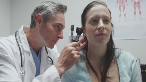 profesional médico que examina al paciente