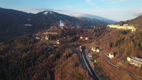 Estación-De-La-Colina-Semmering-Estación-De-Esquí-De-Baja-Austria,-Vista-Aérea-De-Drones,-Hora-Dorada