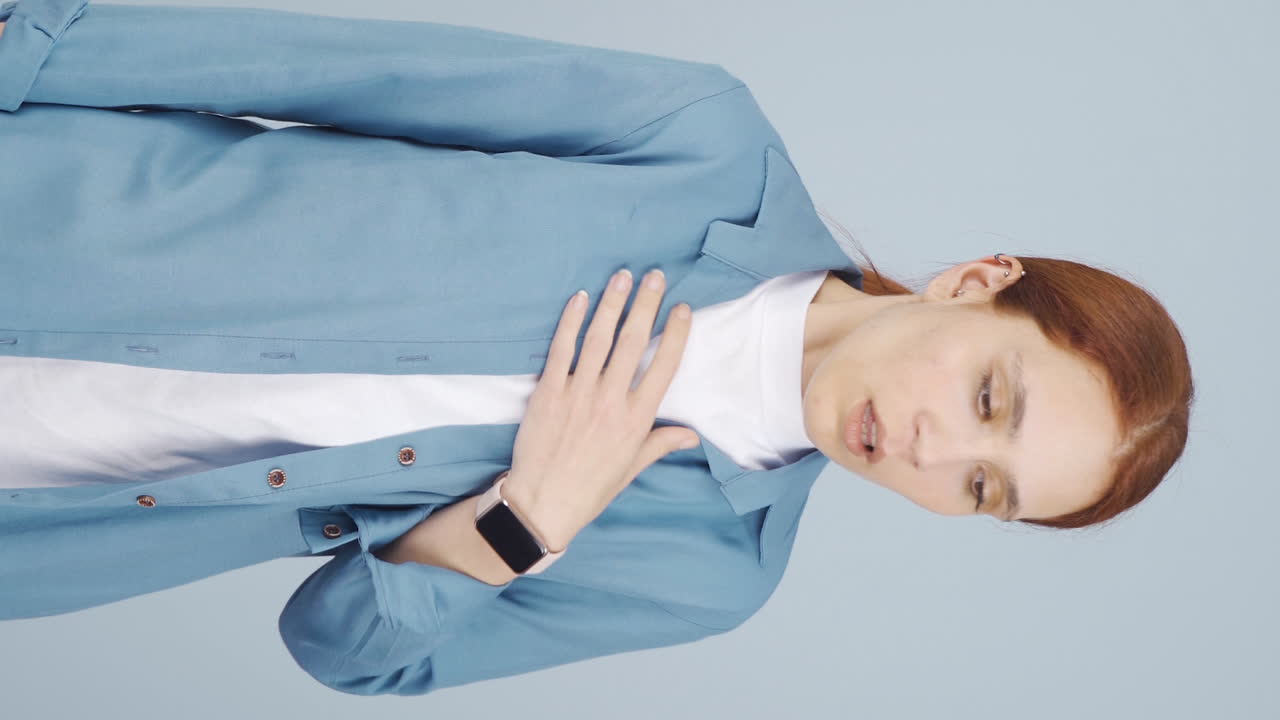 вертикальное видео больной женщины с быстрым дыханием. женщина не может контролировать дыхание.