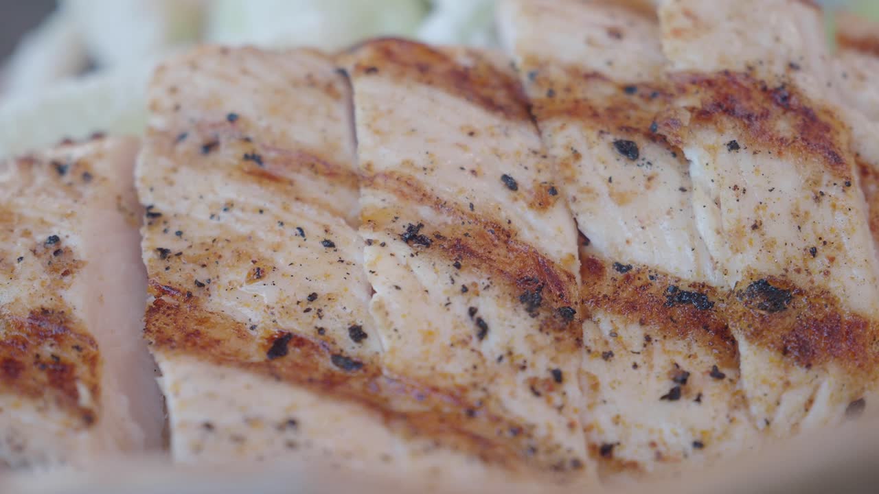 primer plano de pecho de pollo a la parrilla