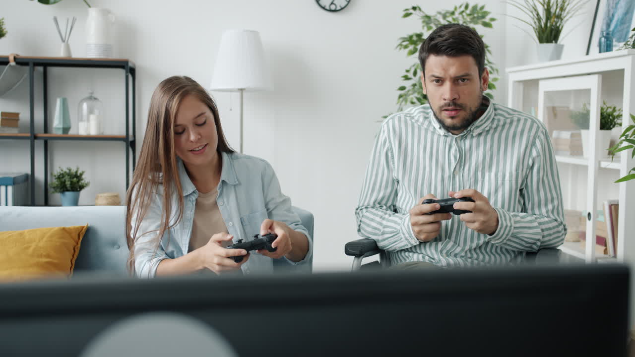 pareja jugando a videojuegos
