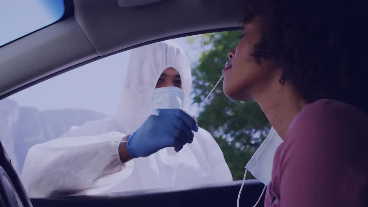 animación de moléculas blancas sobre una doctora en traje de ppe tomando un hisopo de covid-19 de una mujer