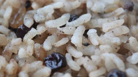 primer plano de arroz cocido con frijoles negros