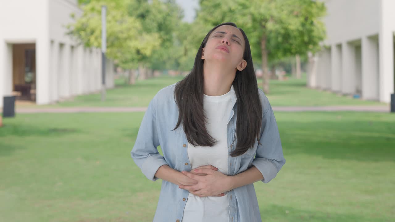 chica india enferma que sufre dolor de estómago