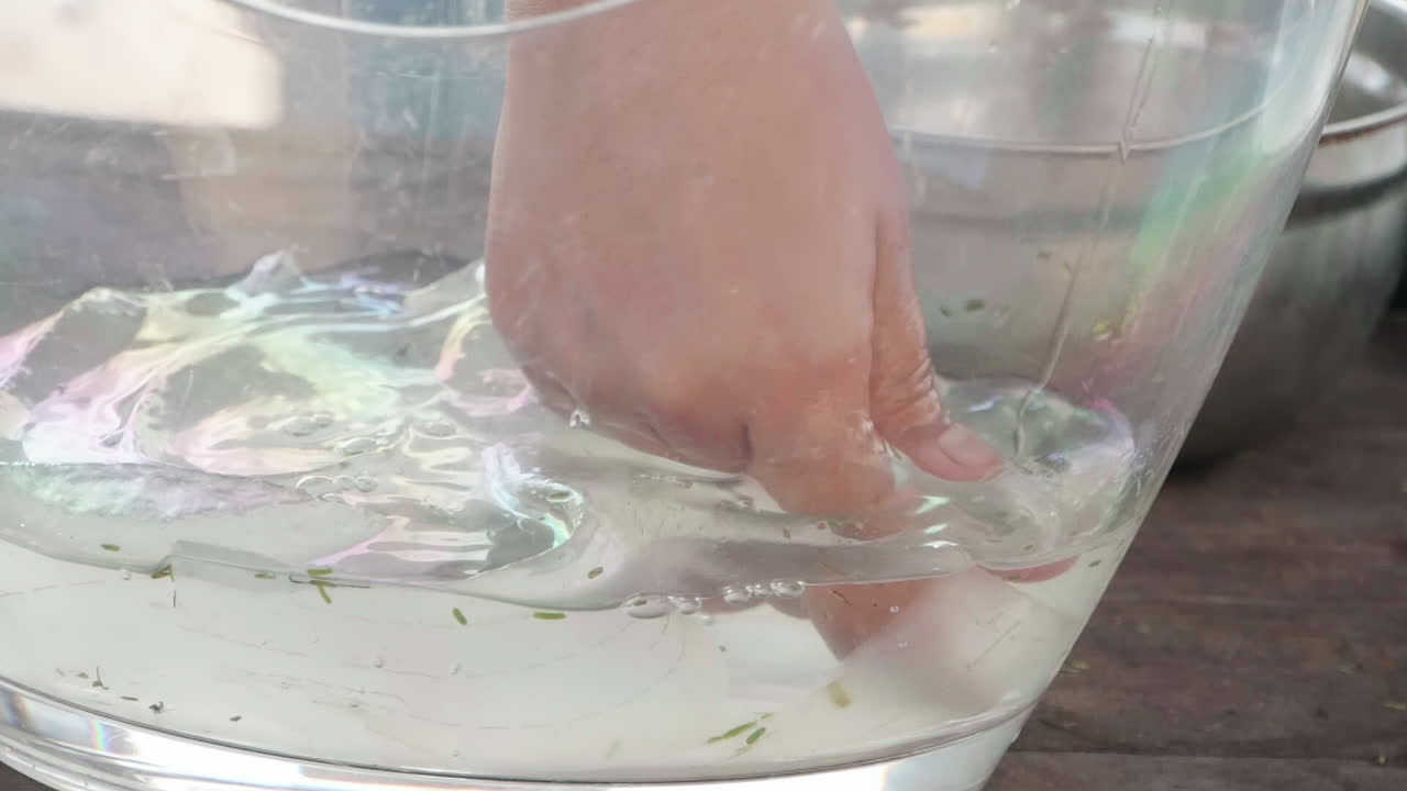 가공을 위해 알로에 베라 잎에서 제거 된 알로에 농장 노동자의 세탁 젤의 느린 동작, 근접