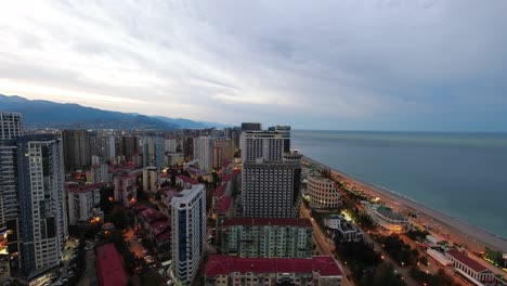 horas de amanecer en la costa del mar negro en la ciudad de batumi