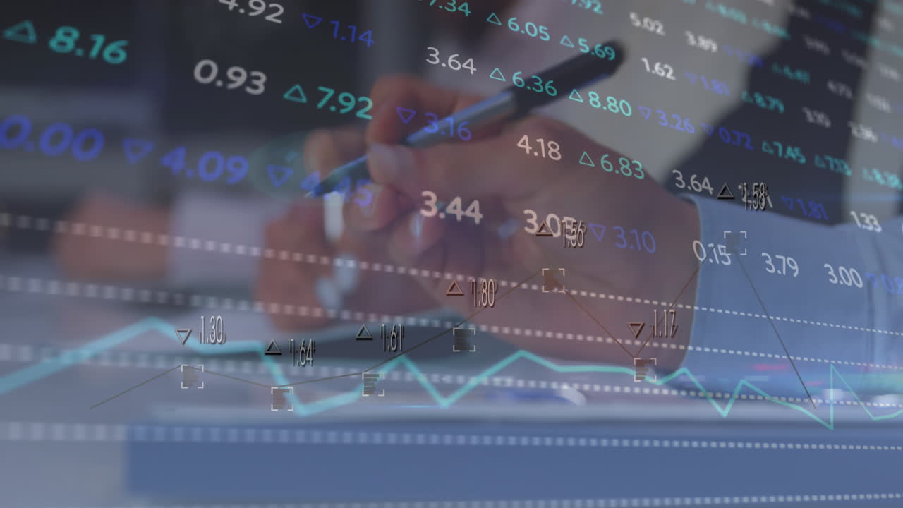 Animazione di elaborazione di dati di borsa su sfondo di un uomo d'affari a metà busto che prende appunti in ufficio
