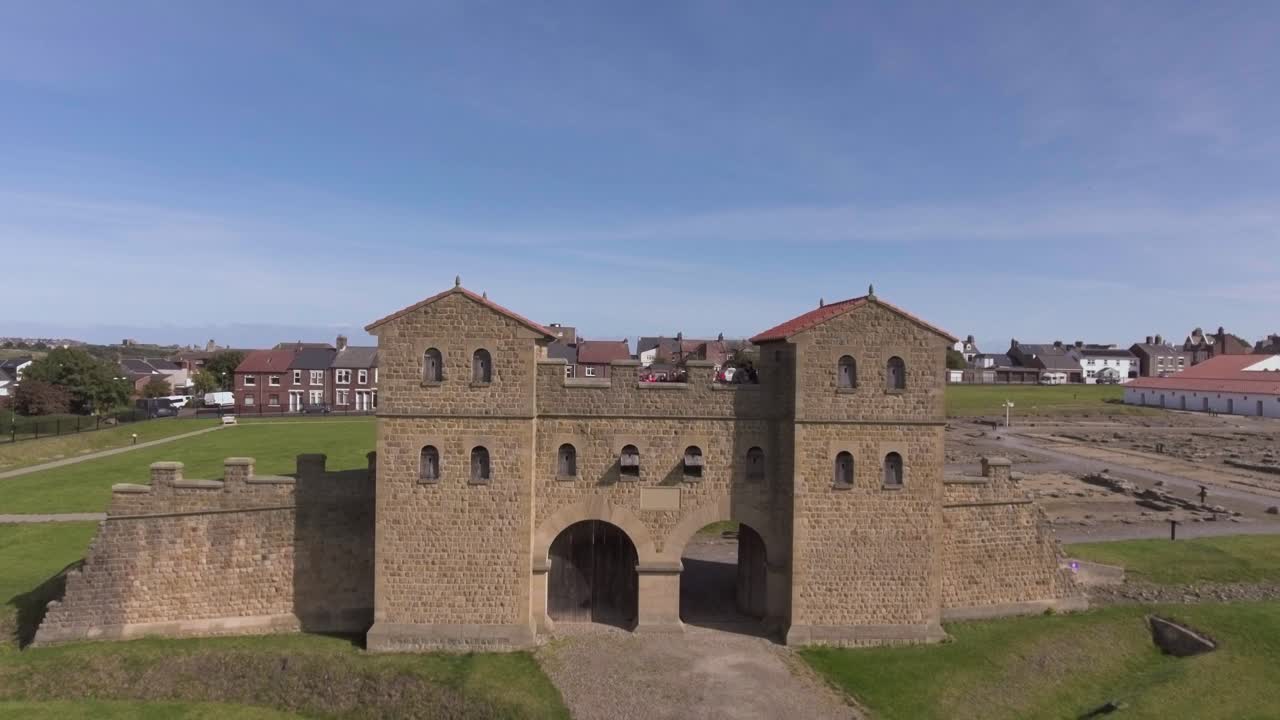 Drone che si allontana dal forte romano di Arbeia, South Shields, di giorno, a South Shields, Inghilterra, Regno Unito. Ripresa aerea.