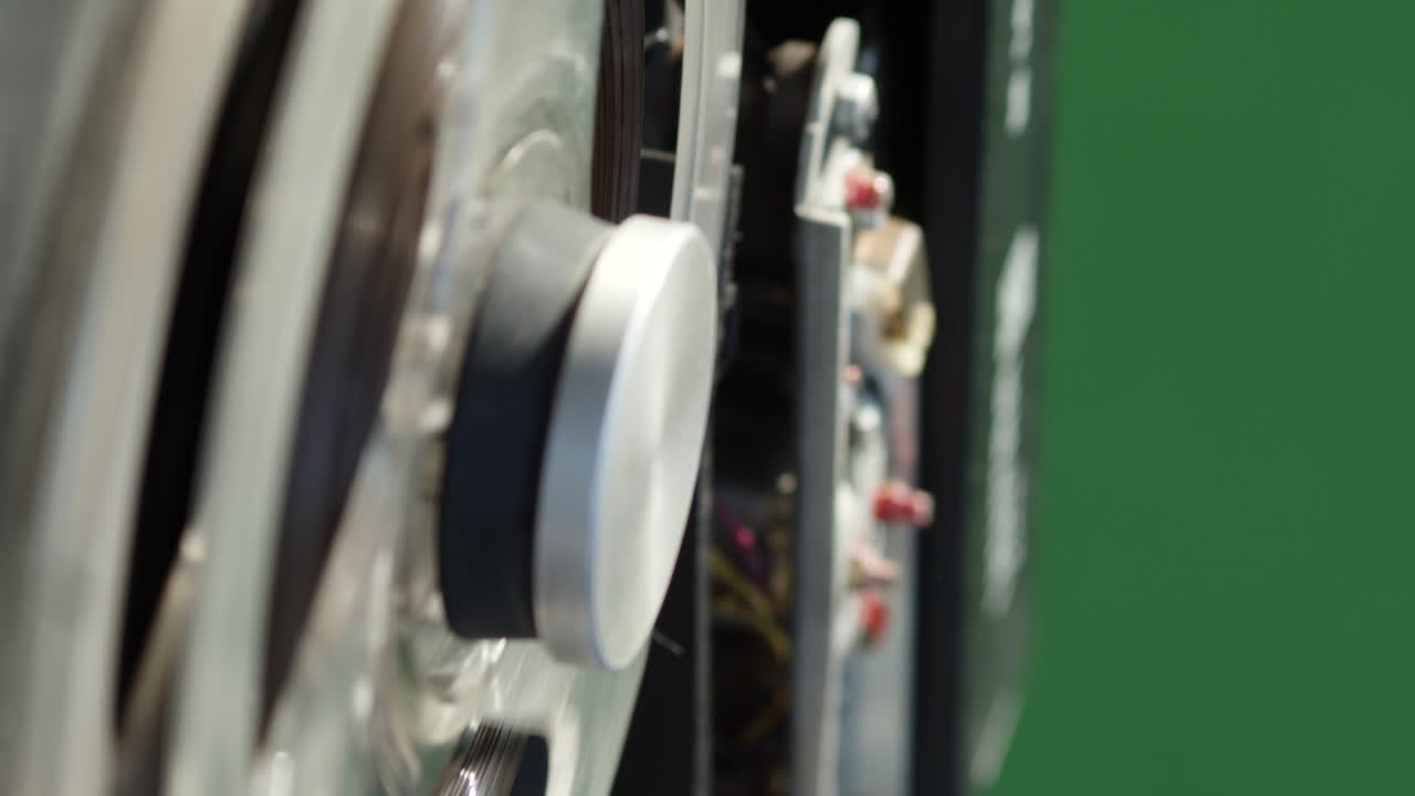 테이프 레코더, 측면 근접 촬영, 녹색 화면 배경에 대한 범죄 증거