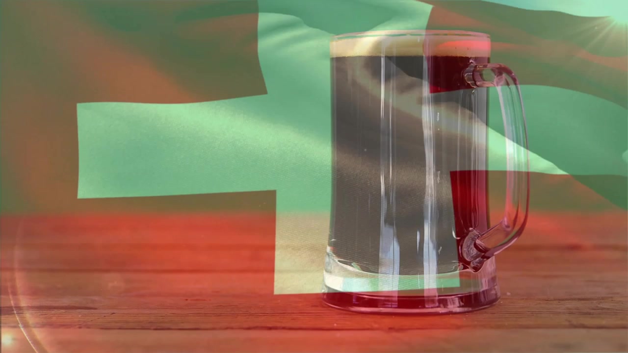 Grafica di bandiera sventolante che ondeggia su un boccale di birra, con riflessi cangianti e che rivela un tovagliolo per il branding