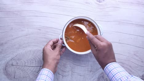 preparando una olla de sopa