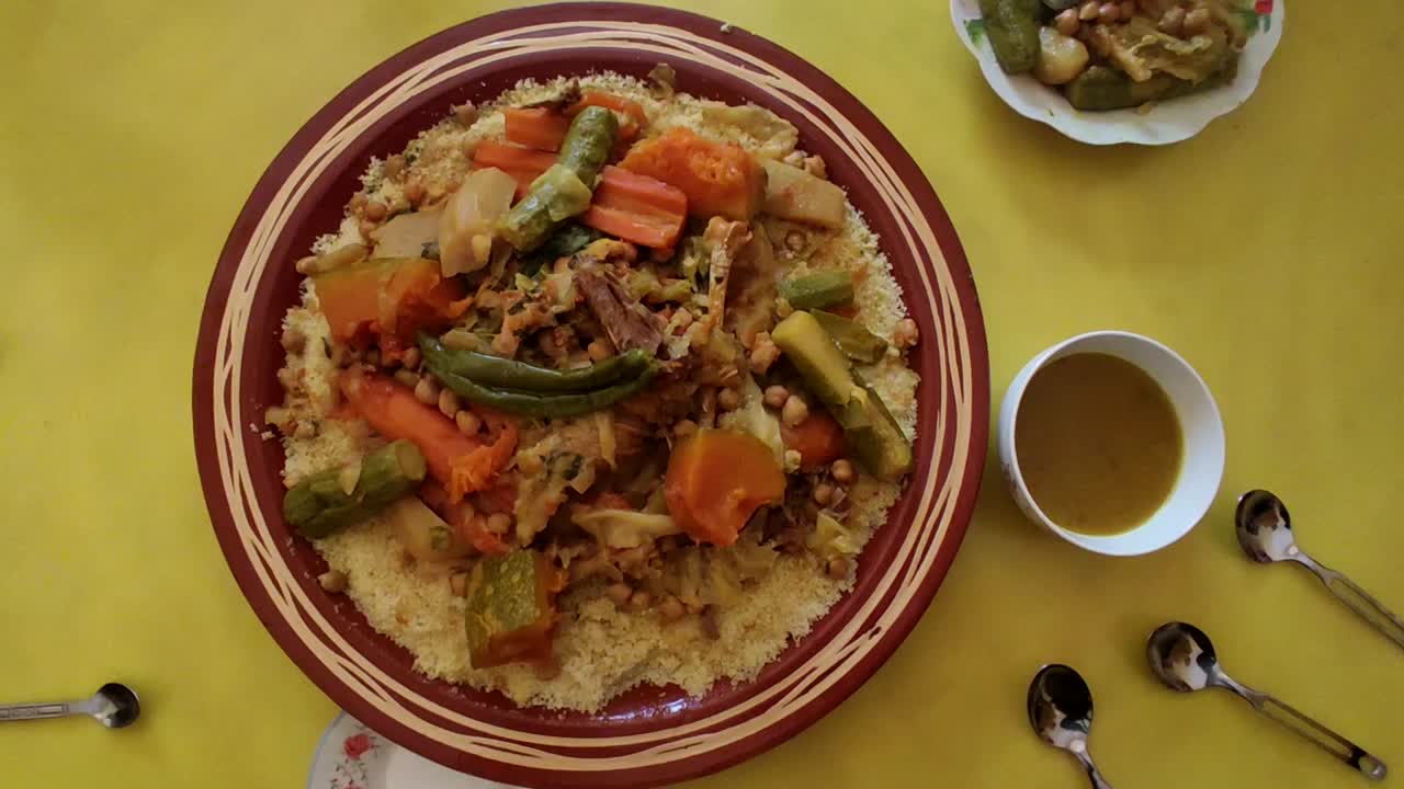 comida de cuscús con carne y verduras en un plato árabe tradicional, marruecos