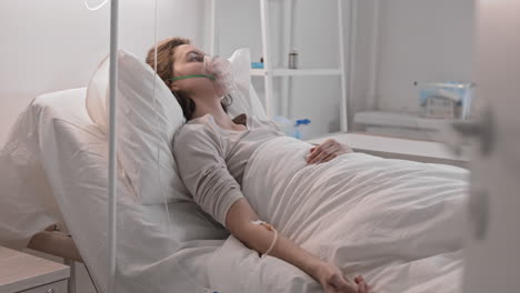 una mujer enferma en una cama de hospital.