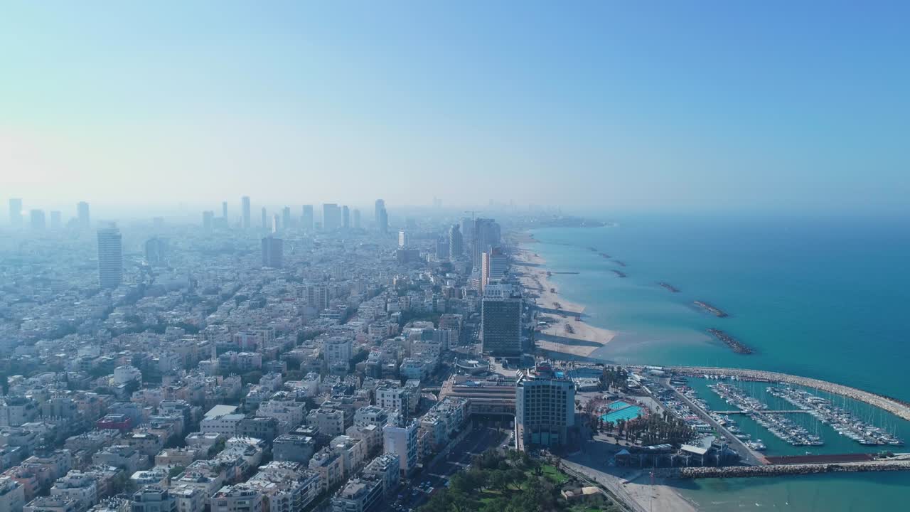 el horizonte de israel desde un avión no tripulado. vista aérea panorámica sobre la costa de tel aviv ciudad moderna y de negocios con hoteles, costa y playa. horizonte de oriente medio