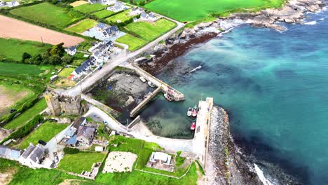 Wexford,-Epische-Orte,-Drohnenansicht-Des-Fischereihafens-Von-Slade,-Schutz-Vor-Dem-Meer-Auf-Der-Halbinsel-Hook-Head-An-Einem-Sonnigen-Sommertag-In-Irland