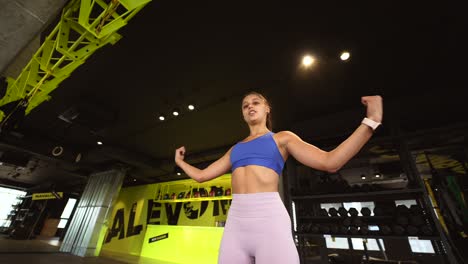 mujer trabajando en un gimnasio