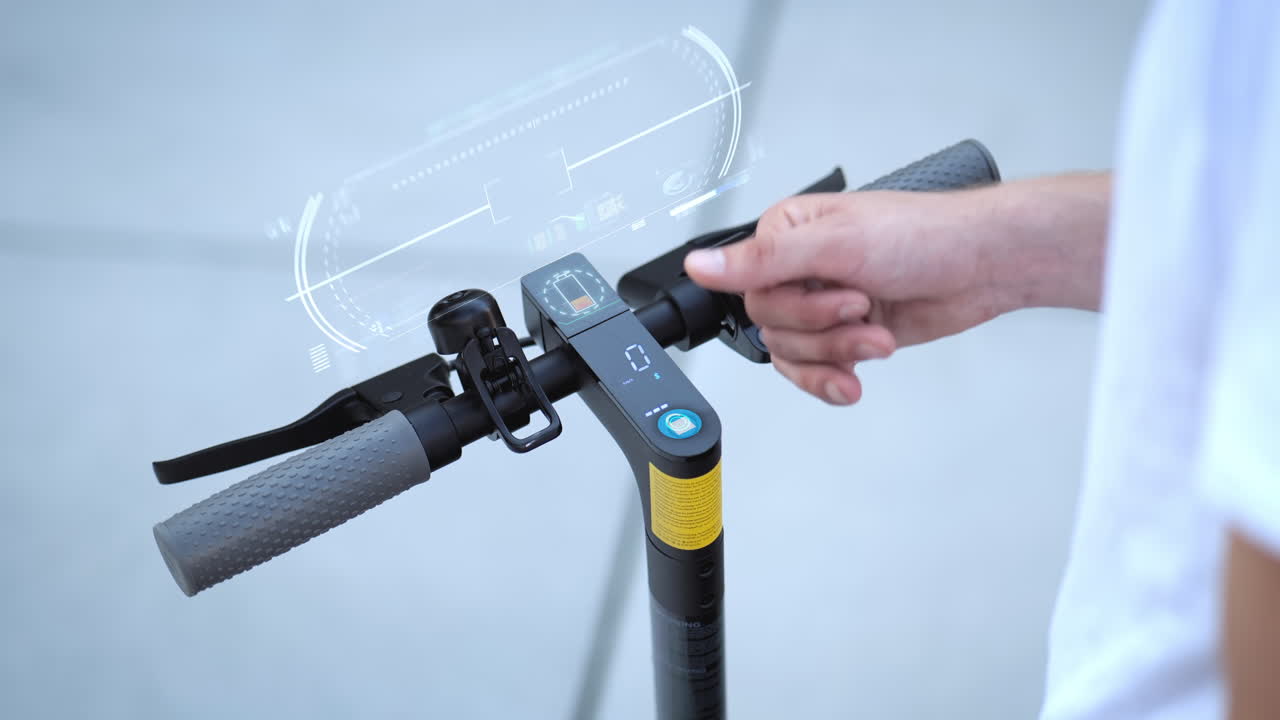 지문 스캐너, 배터리 표시기 및 미래 지도를 가진 전자 스쿠터를 잠금 해제하는 남성