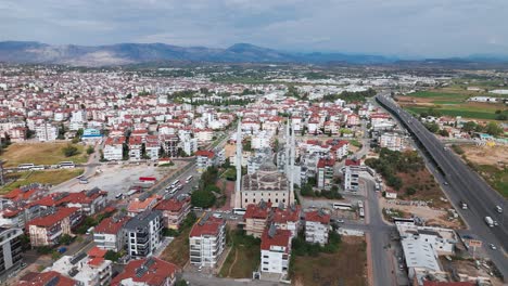 Hermosa-Arquitectura-De-La-Mezquita-Manavgat-En-Turquía,-Aproximación-Aérea