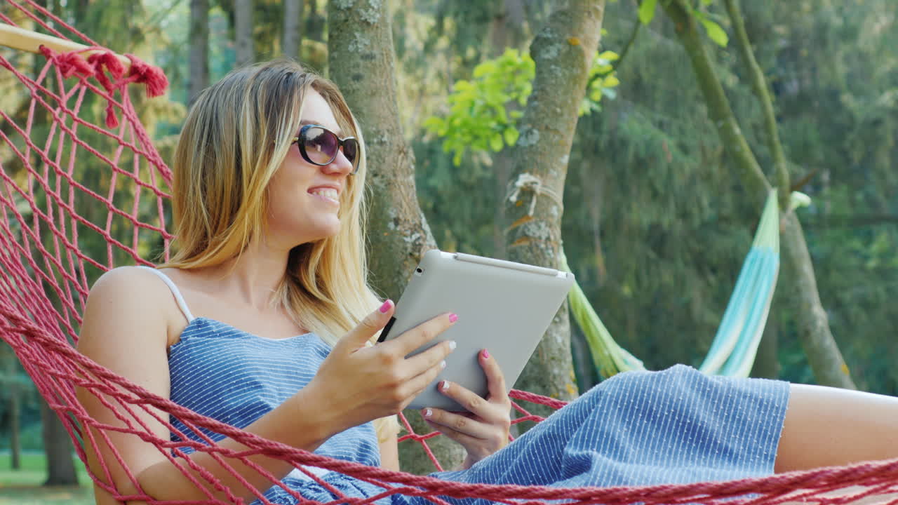 mujer atractiva descansa en una hamaca en un día de verano 1