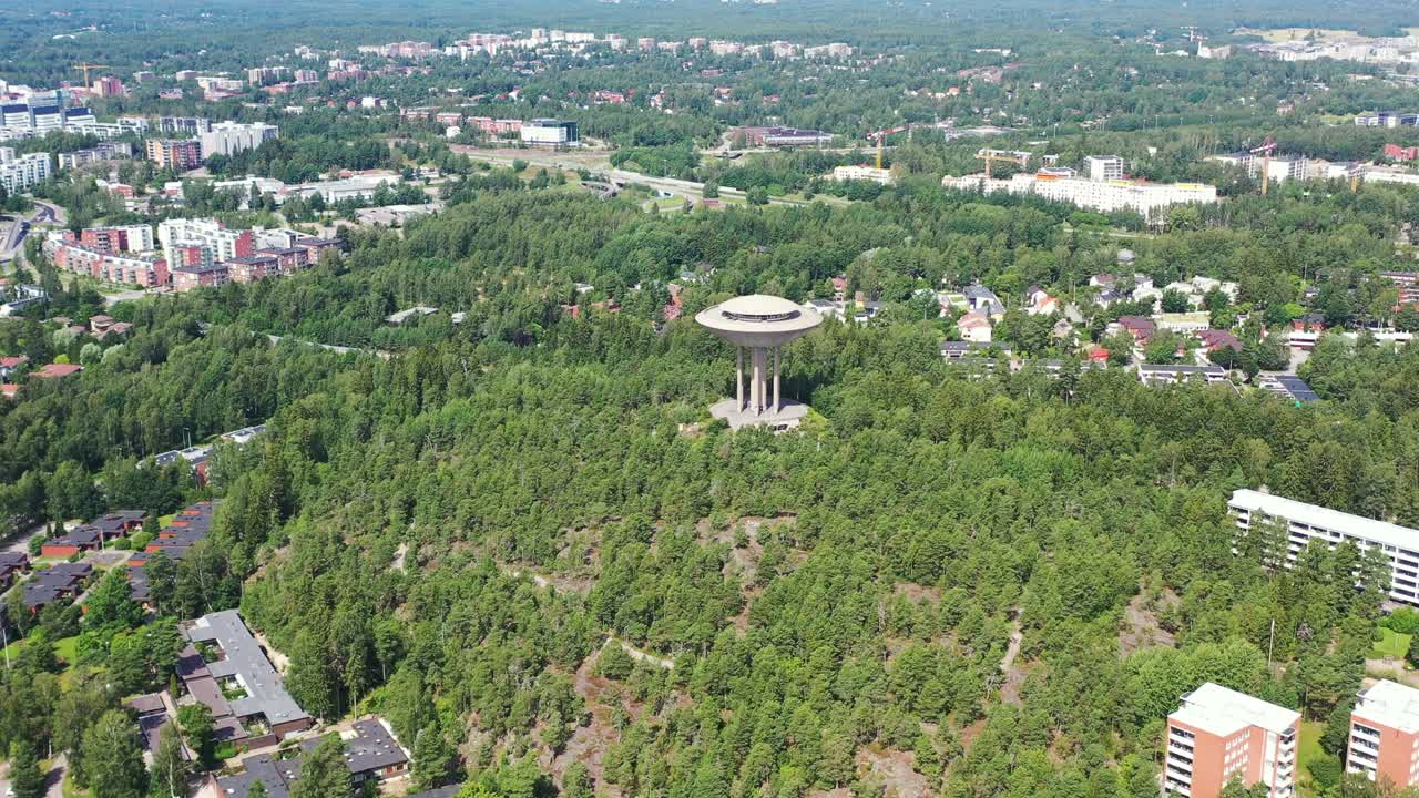 에스포 에 있는 하이카란페사 물탑 의 공중 사진.