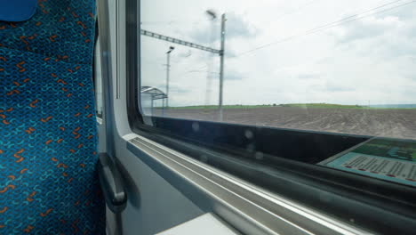 Disparo-De-Lapso-De-Tiempo-Dentro-De-Un-Moderno-Vagón-De-Tren-Vacío-Con-Asientos-De-Mesa-Y-Ventanas-Viena-Austria