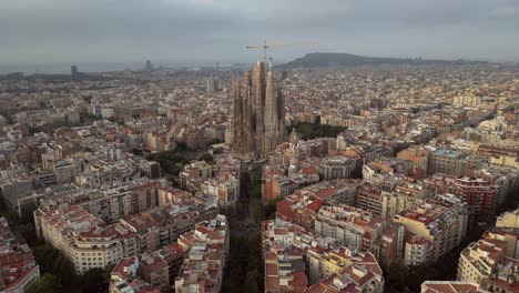 Luftdrohnenaufnahmen-Der-Skyline-Von-Barcelona-Und-Der-Sagrada-Familia-Mit-Der-Krippenfassade-Und-Den-Höchsten-Türmen