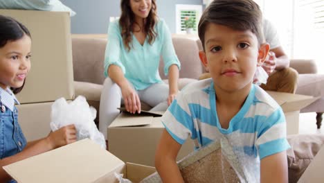 familia feliz desempaquetando cajas de cartón