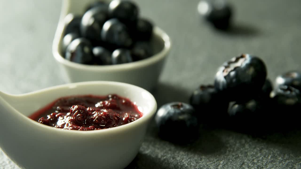 cuchara con arándanos en fondo gris 4k 4k