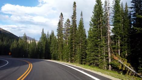 Imágenes-Pov-De-Conducción-En-Las-Montañas-Rocosas-De-Colorado