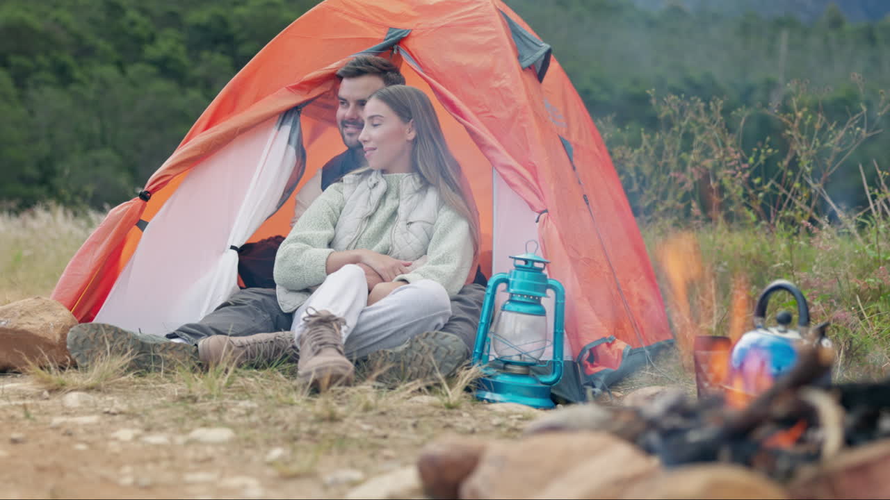 커플, 캠핑과 포옹으로 텐트에서 불