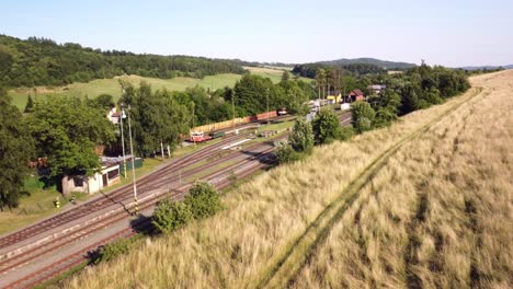 třemešná ve slezskuk, osoblaha, república checa - la vista de un ferrocarril de vía estrecha - avión no tripulado volando hacia adelante
