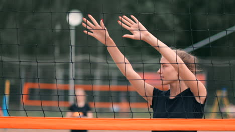 Mujeres-Compitiendo-En-Un-Torneo-Profesional-De-Voleibol-De-Playa.-Un-Defensor-Intenta-Detener-Un-Tiro-Durante-El-Voleibol-De-Playa-Profesional-Internacional-De-2-Mujeres.