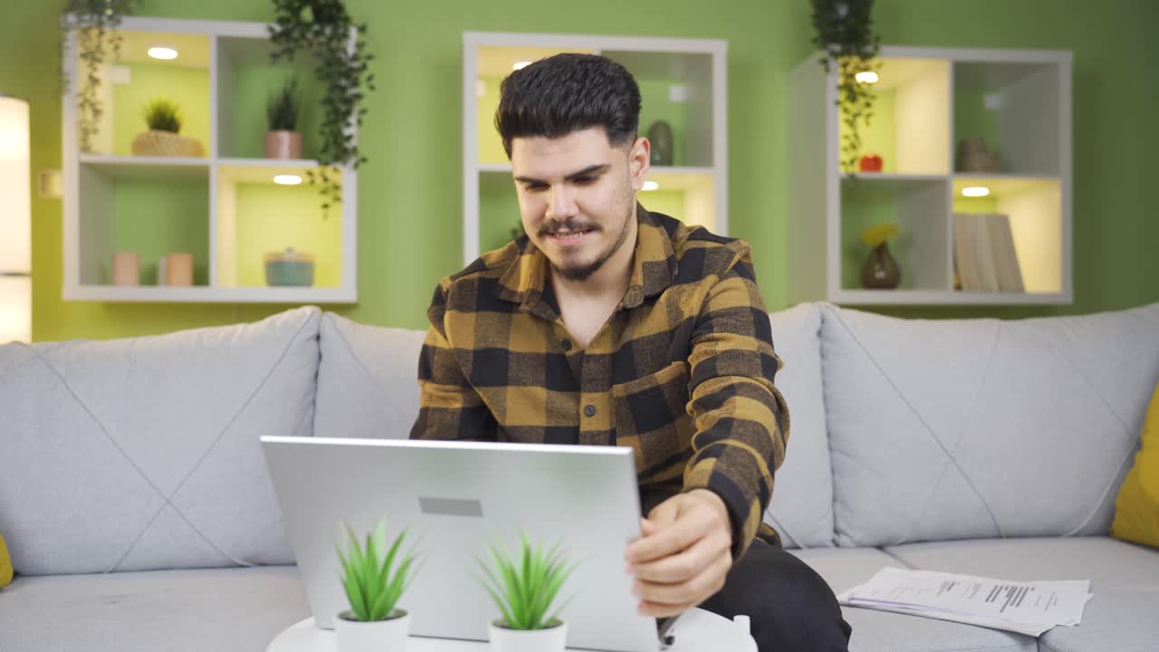 el joven que se alivia después de dar un descanso continúa su trabajo.