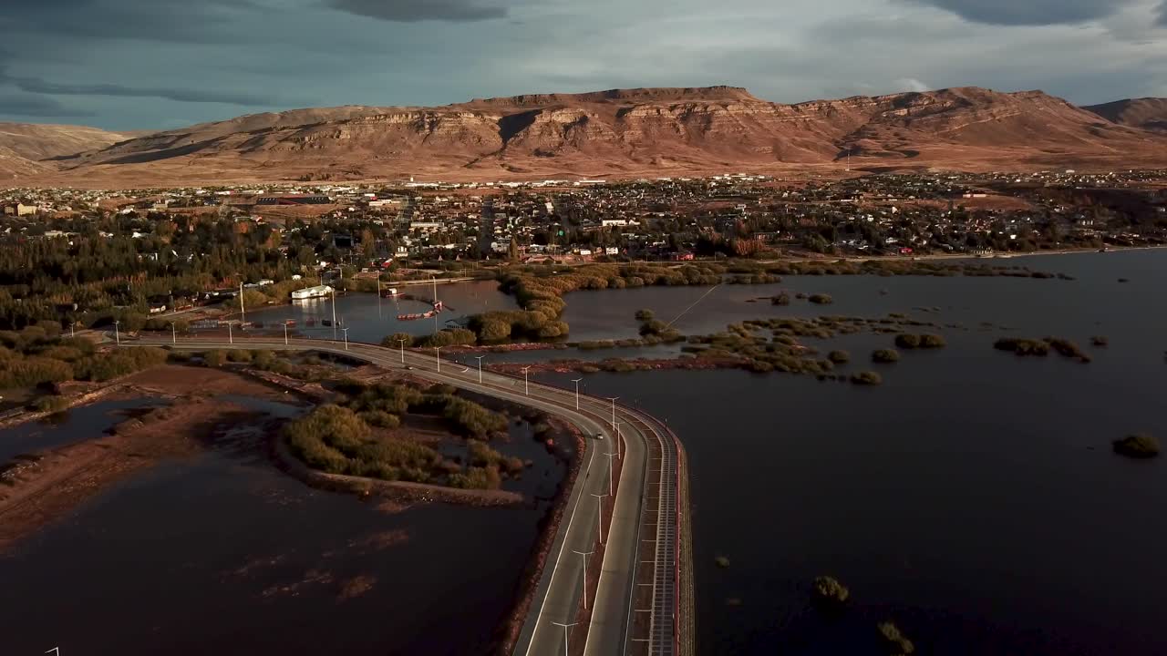아르헨티나의 엘 칼라파테 드론 샷, 하루가 끝날 때 드론과 자동차의 움직임