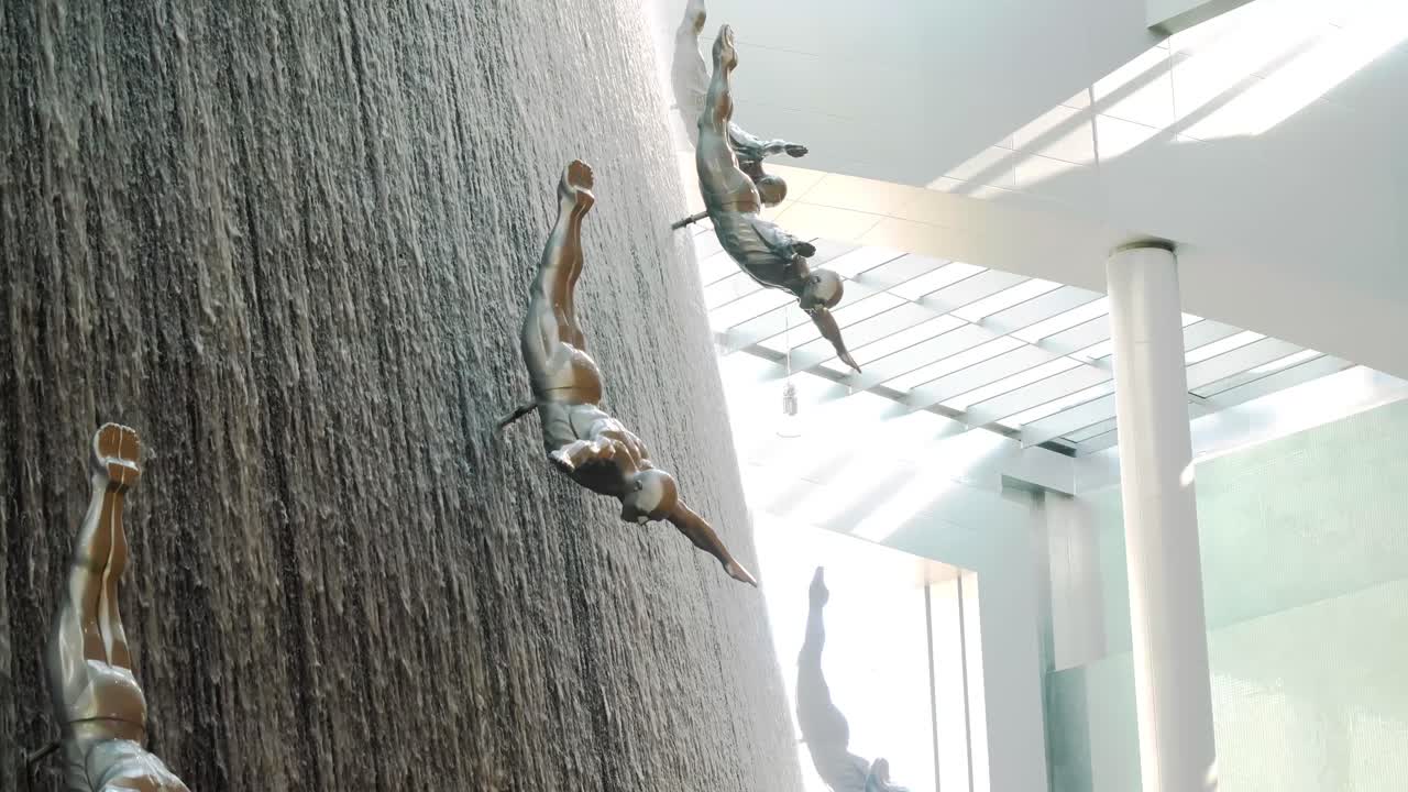 물 벽 에 있는 다이빙 인물 들