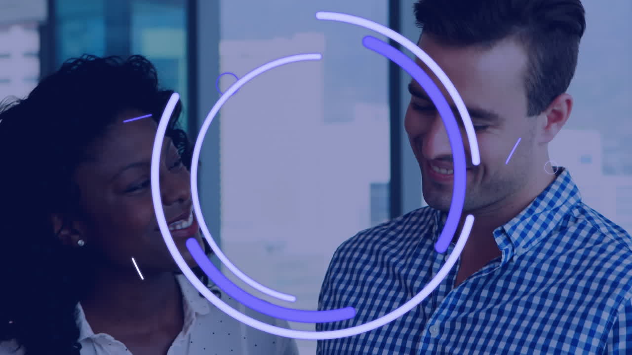 icono de ojo y formas abstractas que se mueven contra colegas de oficina que usan dispositivos electrónicos