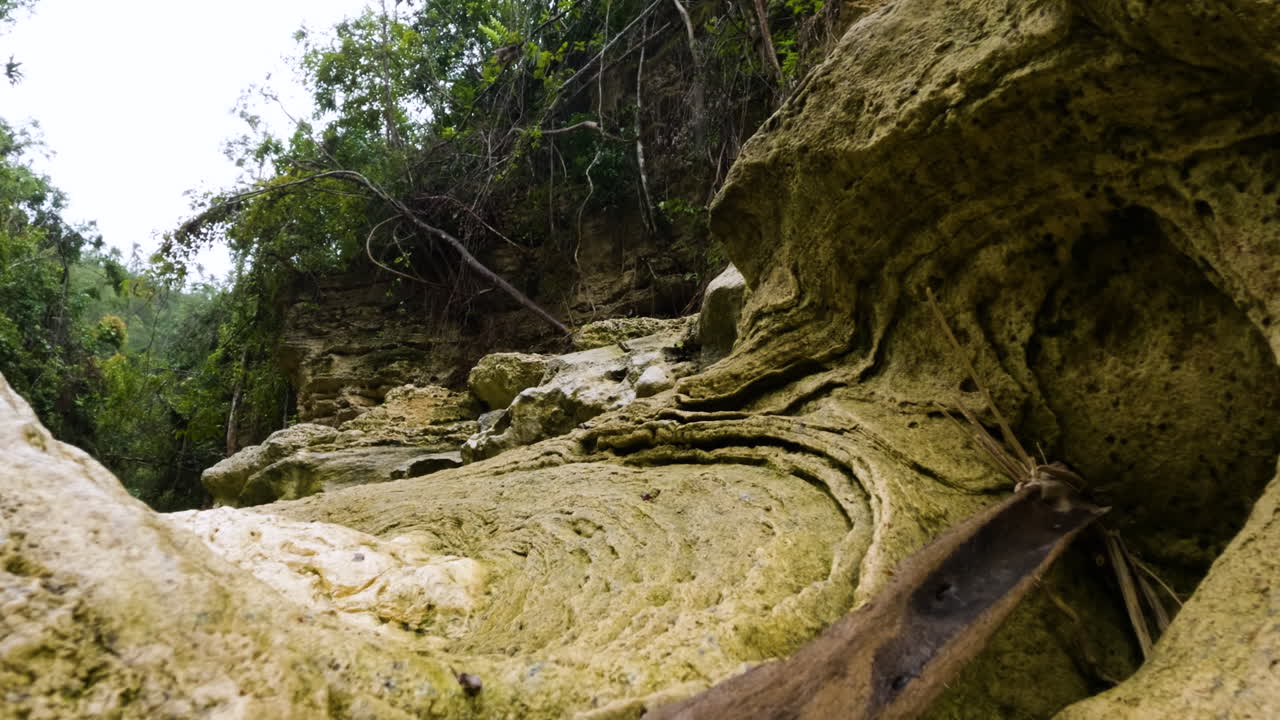 una toma cinematográfica en movimiento de un primer plano de las rocas marinas en filipinas, asia, slomo, 120 fps