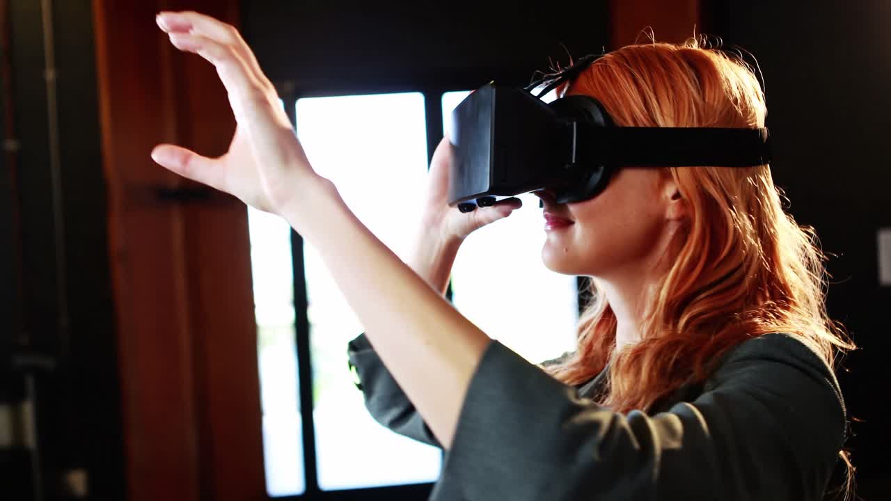 Liikenainen käyttää virtuaalisia 3D-laseja