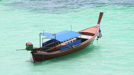 Longtail-Boot,-Das-Im-Meer-Nahe-Dem-Strand-Schwimmt