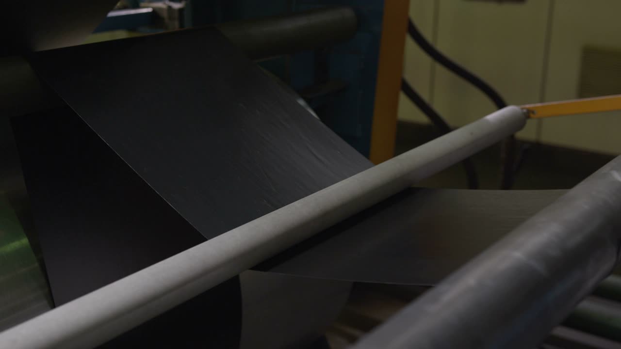 máquina herramienta con rodillos metálicos estira el caucho del neumático