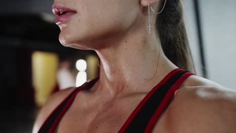 mujer haciendo ejercicio en el gimnasio