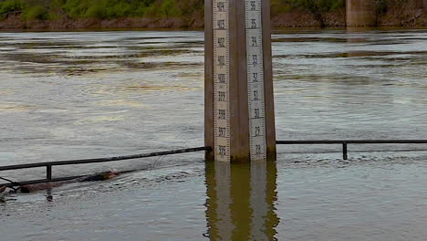 Wassermessung-Im-Fluss-Während-Der-Regenzeit,-Um-Bei-Überschwemmungen-Zu-Warnen