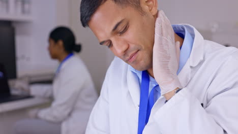 hombre cansado, médico y dolor de cuello en el estrés