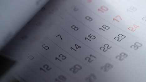 primer plano de las páginas de un calendario