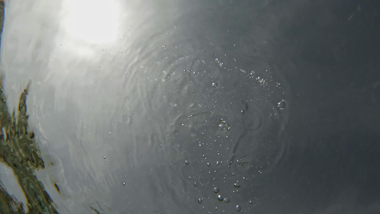 햇빛 반사와 맑은 물에 바위 드롭