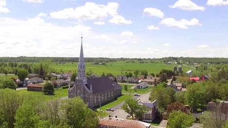 Luftaufnahme-Einer-Ländlichen-Stadt-Im-Sommer-In-Quebec,-Kanada