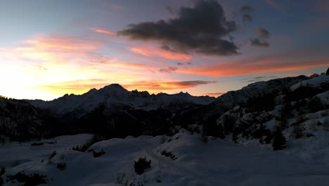 majestuosa puesta de sol sobre los dolomitas las nevadas montañas de valmalenco en valtellina en la temporada de invierno, italia
