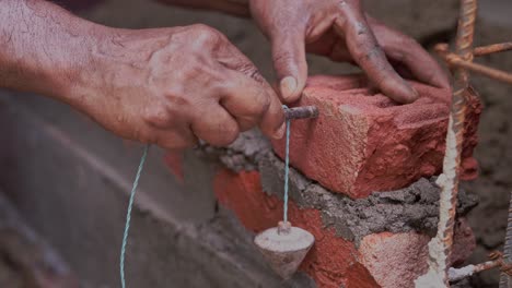 Arbeitsarbeiter-Auf-Der-Baustelle,-Präzisionsarbeit-Beim-Bau-Einer-Mauer-Mit-Ziegelgehalt,-Konzept-Eines-Arbeitslosen-Auftragnehmers