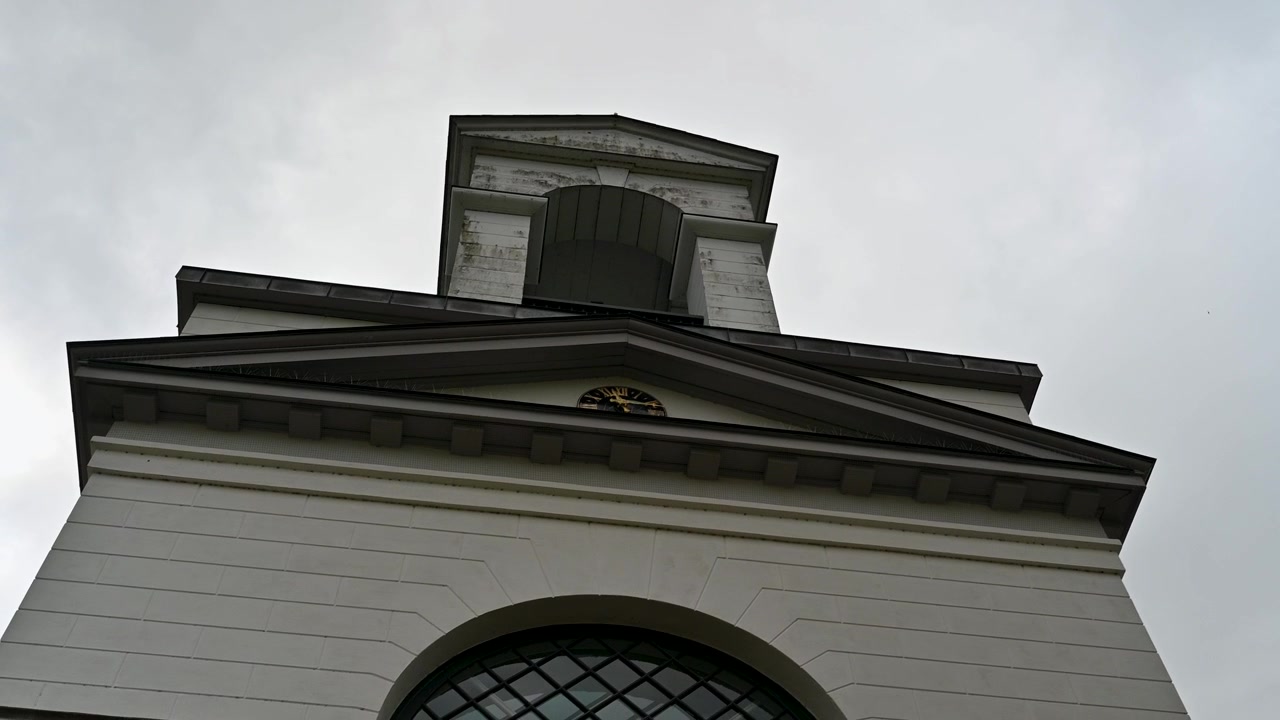 Campanile storico della chiesa di Hørsholm che si erge sopra il paesaggio urbano danese sotto un cielo scandinavo sereno
