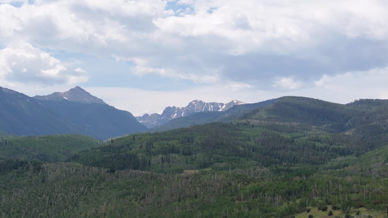 el pico de la montaña mt eve en el bosque nacional del río blanco